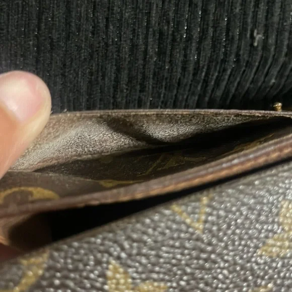 Authentic Louis Vuitton Sarah Monogram Wallet - Picture 5 of 12